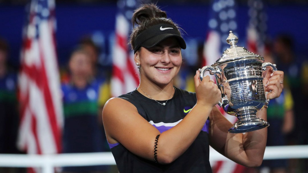 Bianca Andreescu, du Canada, avec son trophée après avoir défait Serena Williams, des États-Unis, en finale du simple dames du US Open