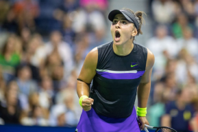 Bianca Andreescu célèbre un point lors d'un match de tennis