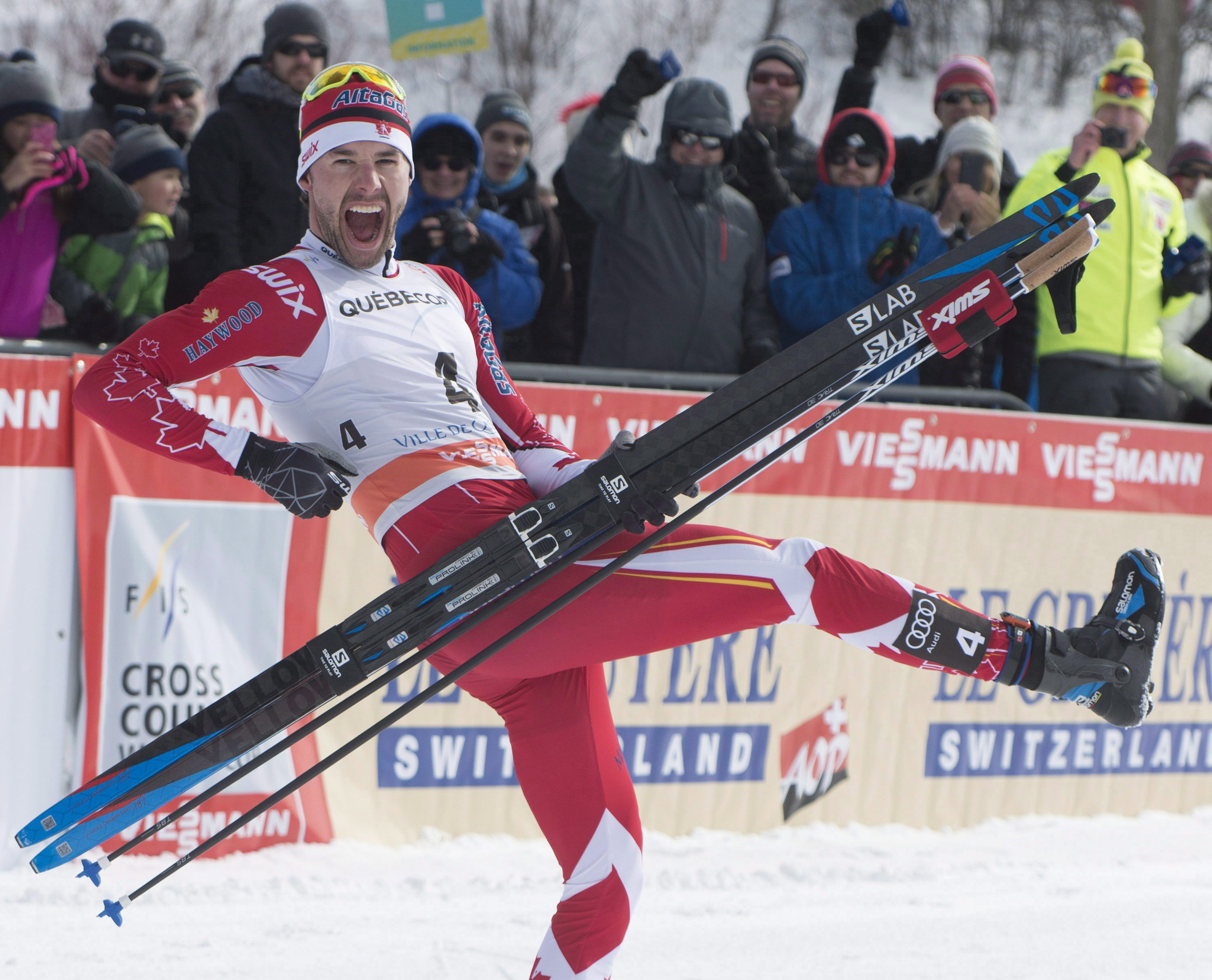 Alex Harvey fait son mouvement signature : jouer de la guitare avec ses skis