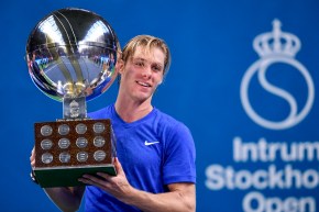 Denis Shapovalov pose avec son trophée