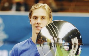 Denis Shapovalov pose avec son trophée.