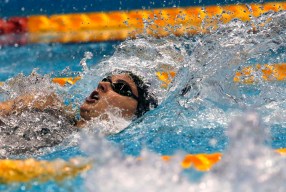 Kylie Masse en action au dos.