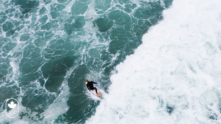 surf-equipe-canada-lima-2019 Vue à vol d'oiseau, une surfeuse en action.