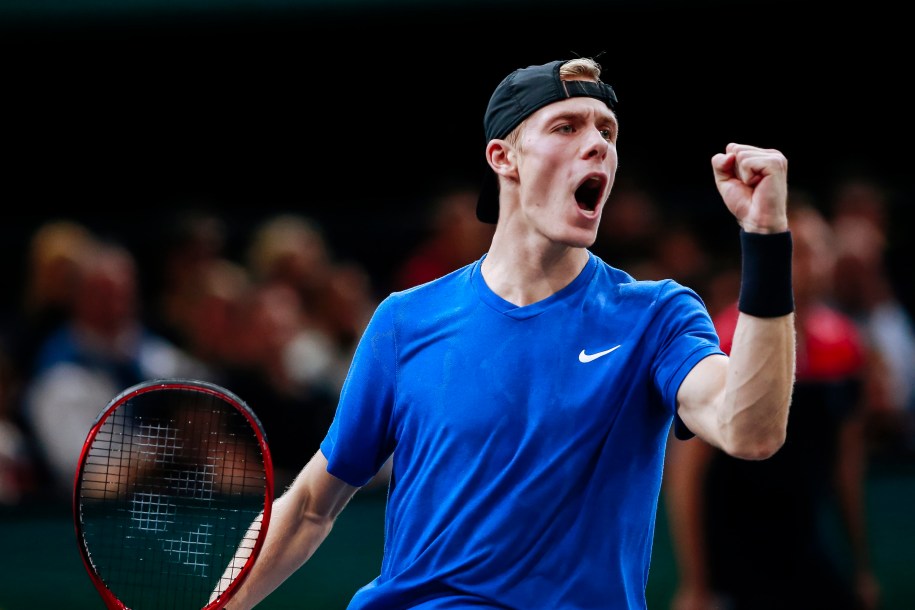 Denis Shapovalov célèbre sa victoire contre Gaël Monfils