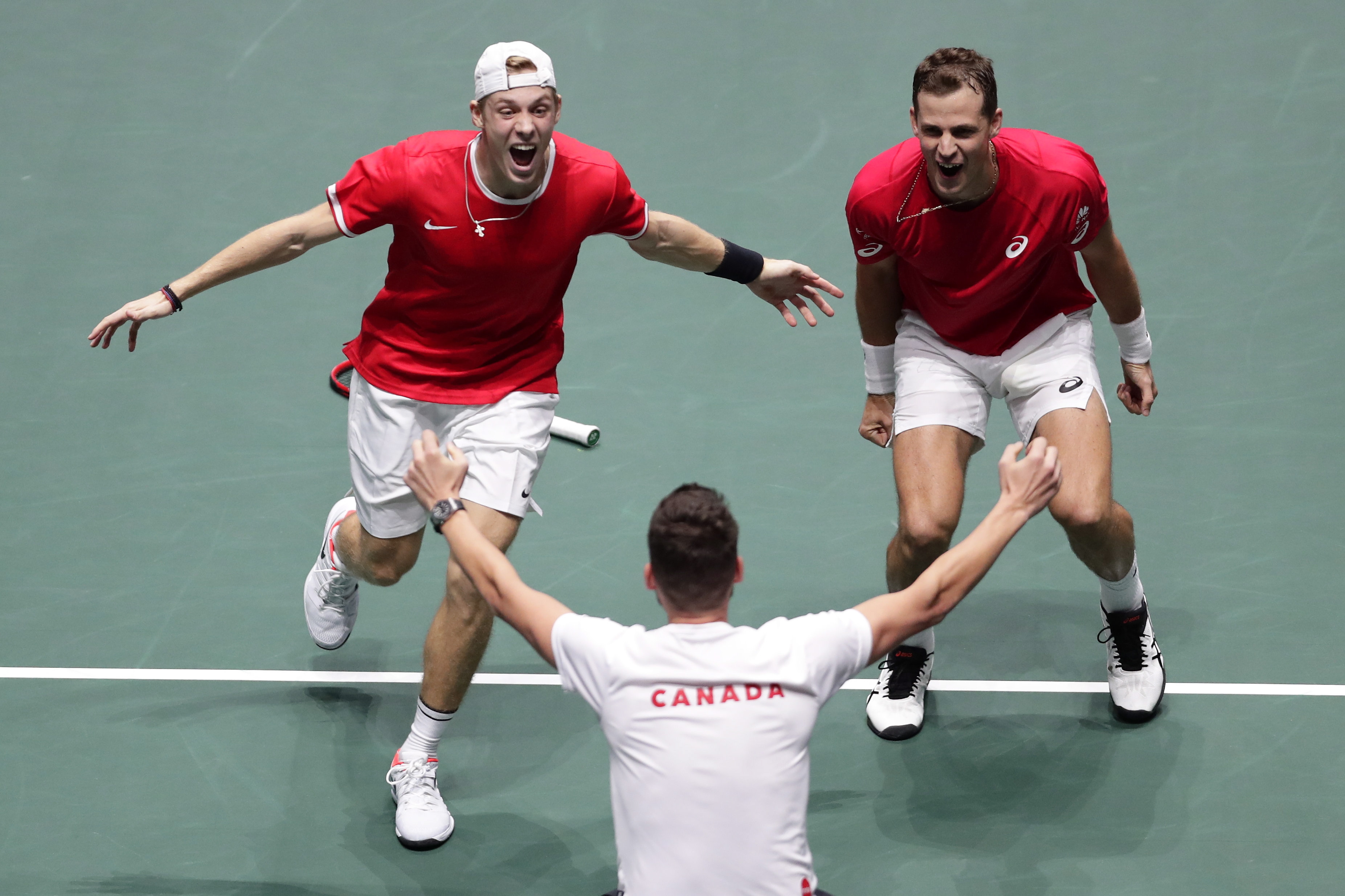 Denis Shapovalov et Vasek Pospisil célèbrent leur victoire contre l'Australie
