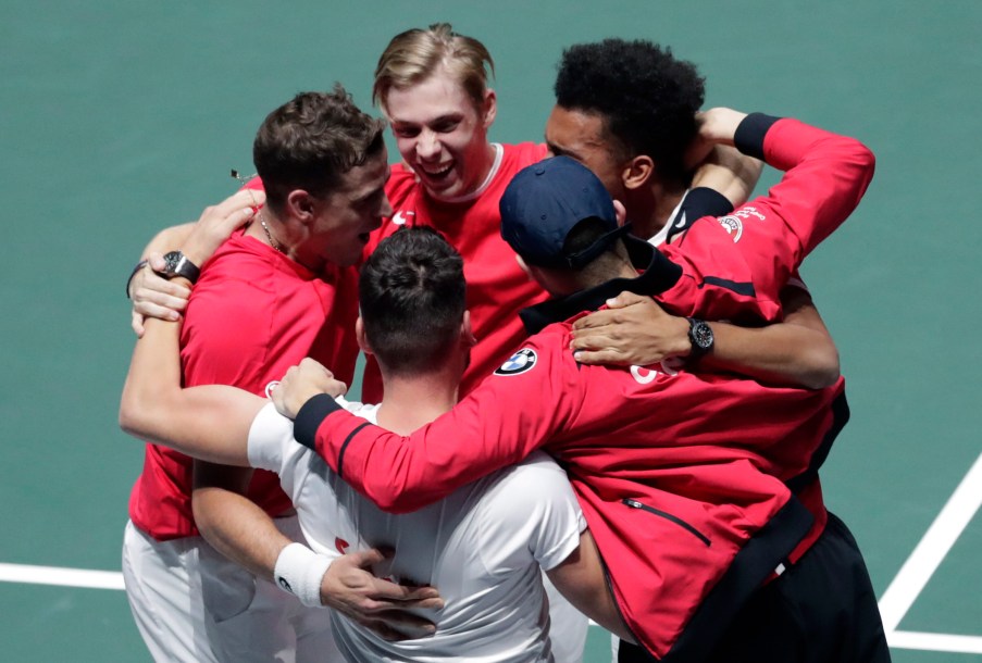 Équipe Canada célèbre sa victoire en demi-finale de la coupe davis