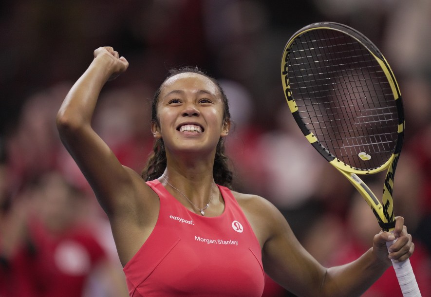 Leylah Fernandez célèbre la victoire.