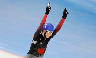 Ivanie Blondin, bras en l'air, célèbre une victoire