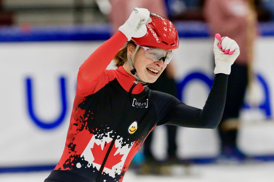 Kim Boutin célèbre, deux bras en l'air, après avoir fracassé le record du monde au 500 m