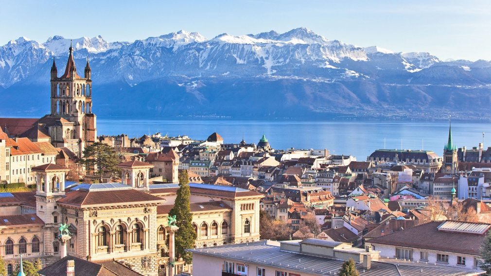 Vue de Lausanne avec les montagnes en fond.