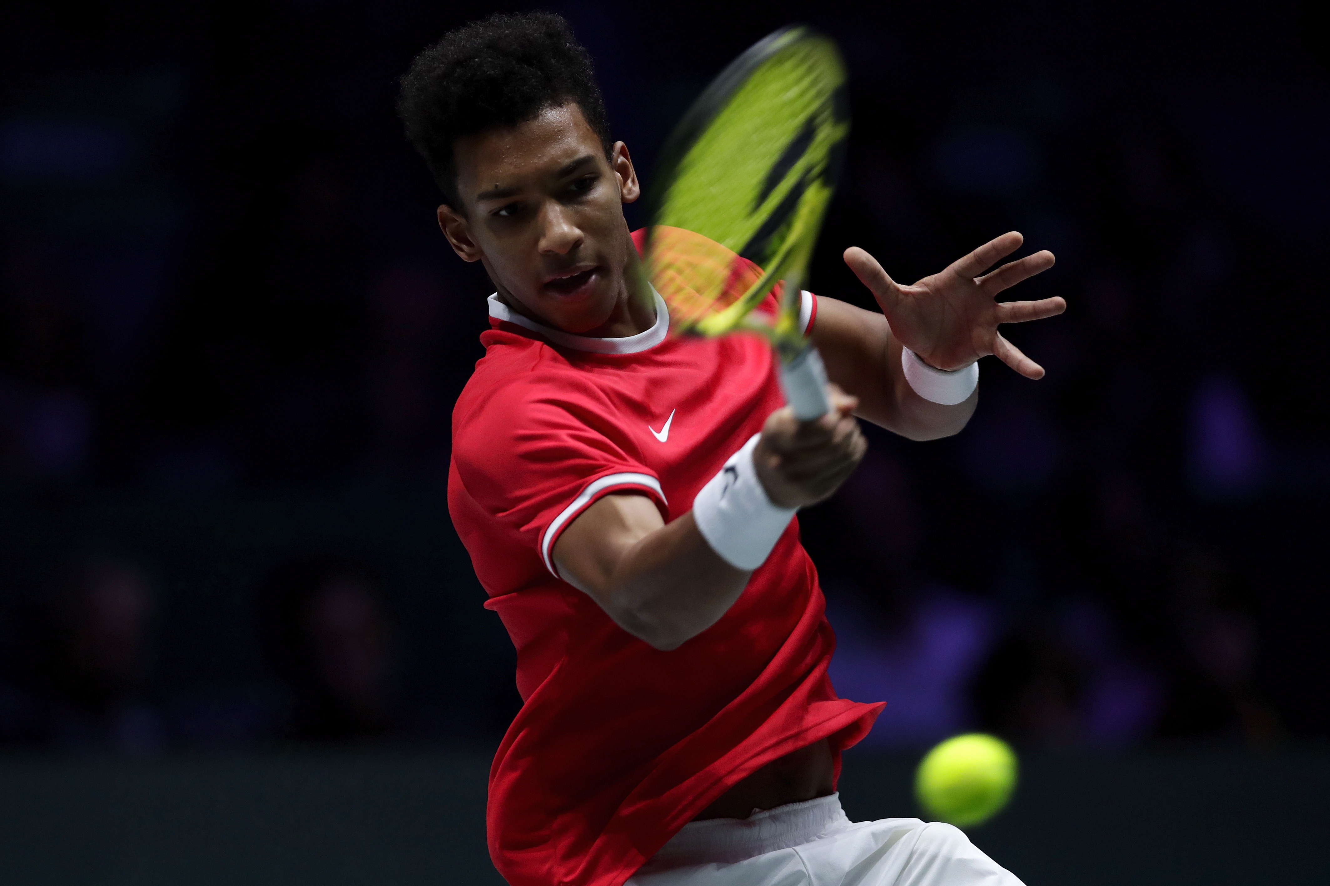 Félix Auger-Aliassime en action contre l'Espagnol Roberto Bautista Agut lors de leur match de finale à la Coupe Davis, à Madrid, en Espagne, le 24 novembre 2019. (AP Photo/Manu Fernandez)