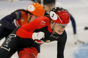 Kim Boutin célèbre une bonne course, poing en l'air.