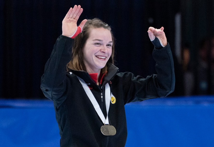 Kim Boutin salue la foule après avoir reçu sa médaille d'or.