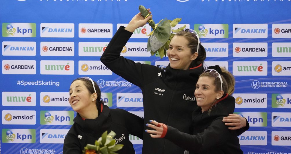 Maltais, Weidemann et Blondin rigolent sur le podium.