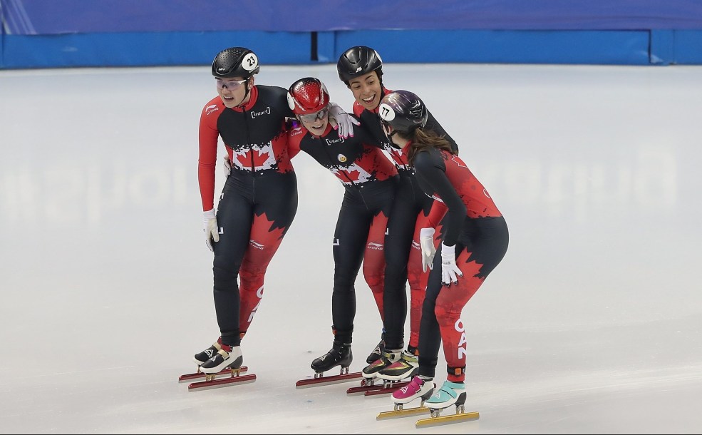 L'équipe du relais féminin se fait un câlin.