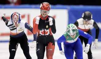 Kim Boutin célèbre après avoir gagné le 500 m.