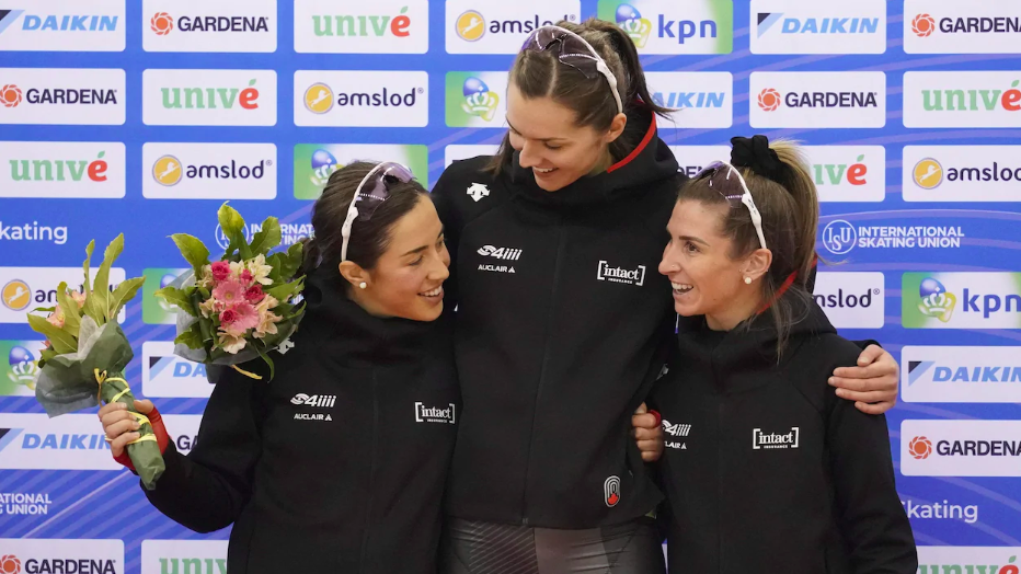 Maltais, Weidemann et Blondin partagent un moment de complicité sur le podium