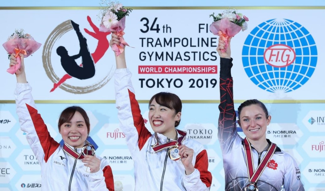 Rosie MacLennan sur le podium avec les deux autres médaillées