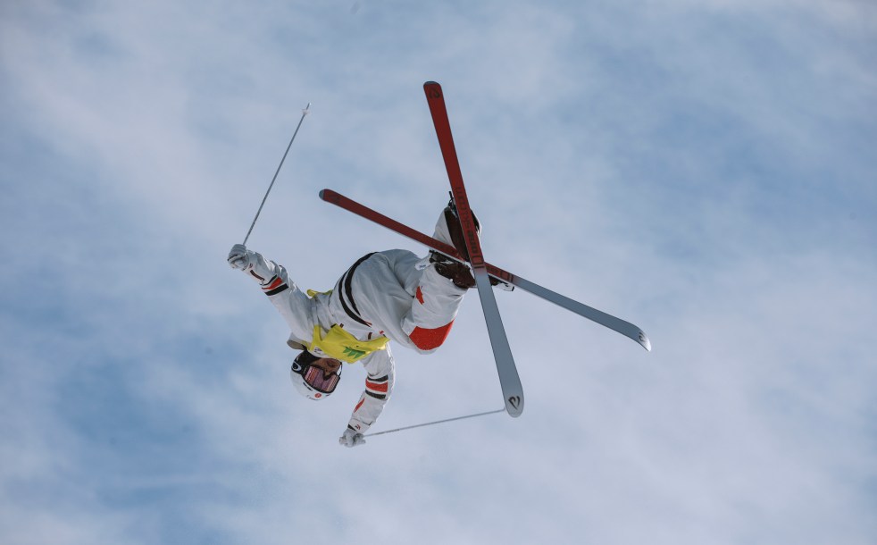 Mikaël Kingsbury effectue un saut acrobatique.