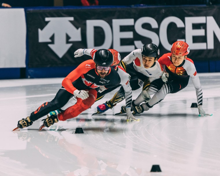 Charles Hamelin mène le peloton sur la glace.