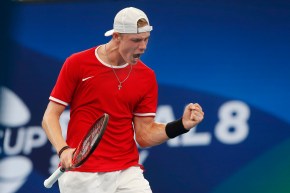 Denis Shapovalov célèbre un point.