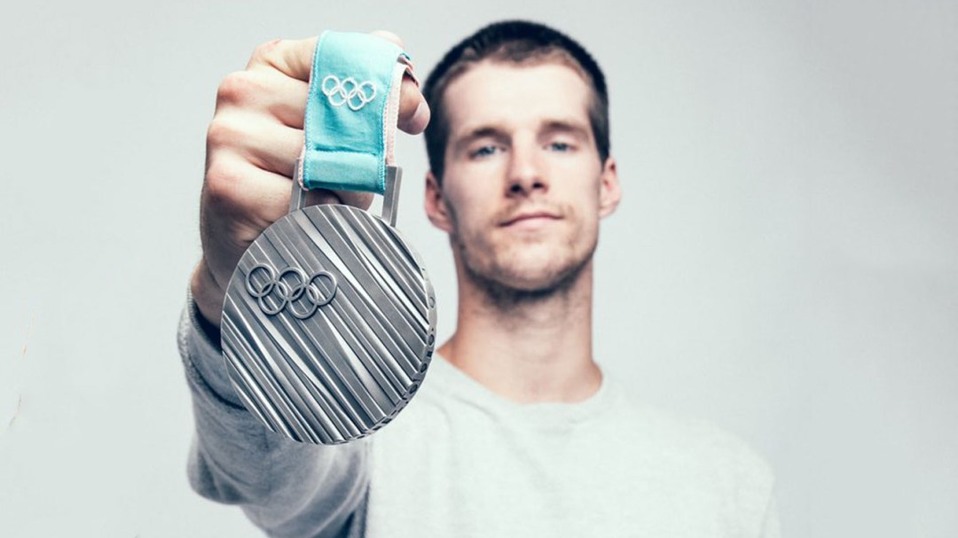 Max Parrot pose avec sa médaille d'argent de PyeongChang 2018