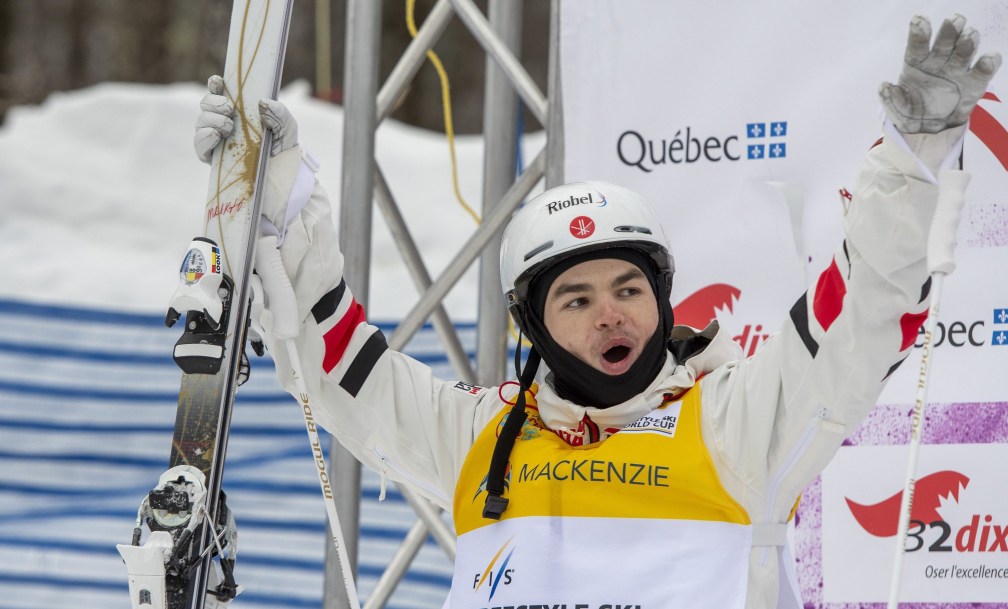 Mikaël Kingsbury, bras dans les airs, célèbre sa médaille d"or