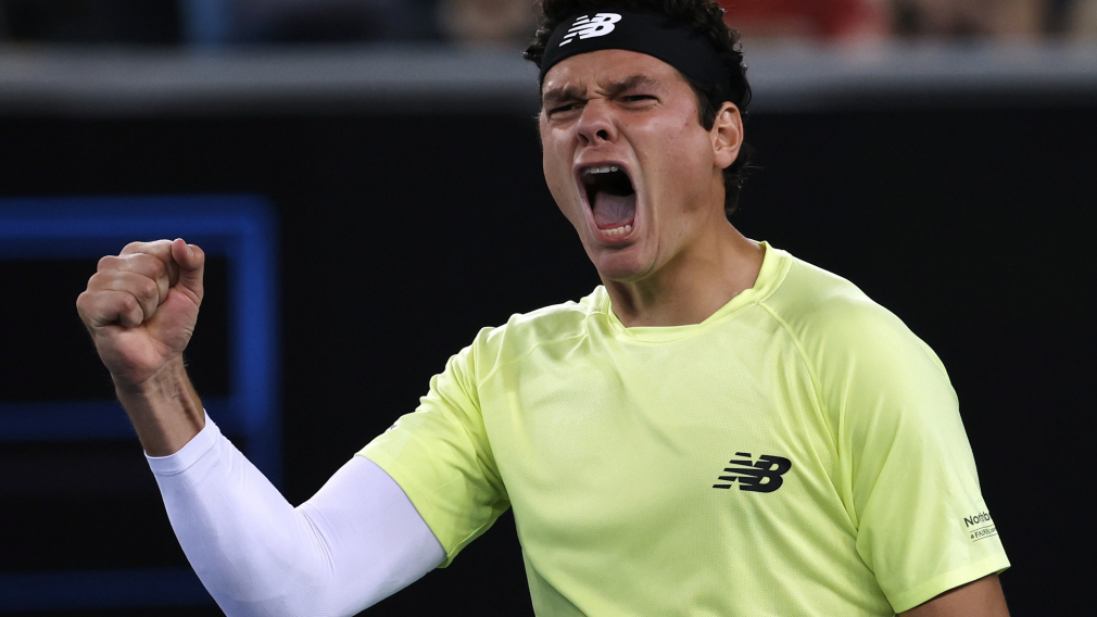 Milos Raonic crie en célébrant sa victoire.