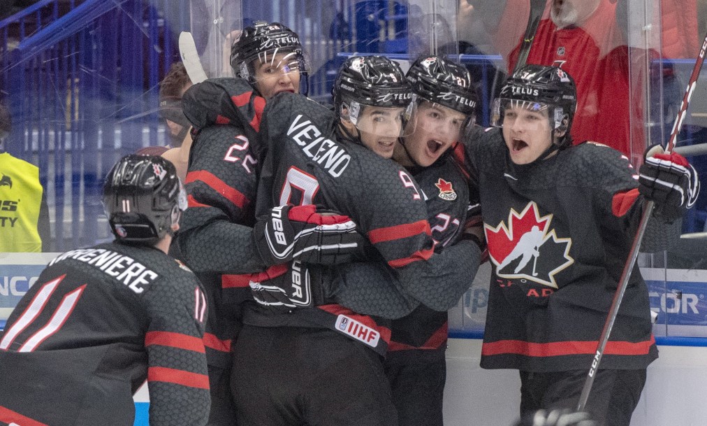 Les joueurs canadiens célèbrent