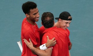 Félix Auger-Aliassime et Denis Shapovalov serrent un coach dans leurs bras