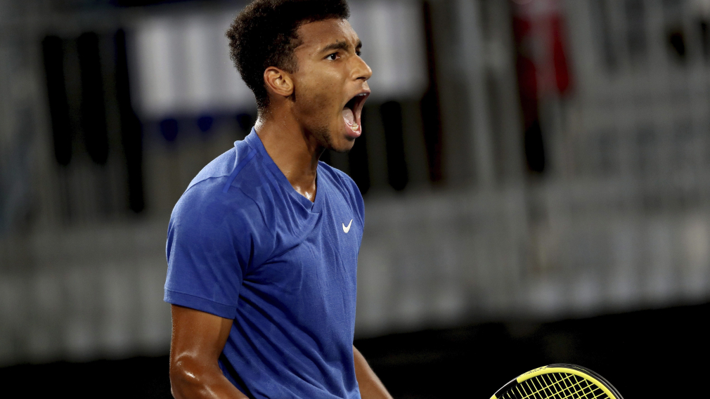 Felix Auger-Aliassime célébrant sa victoire