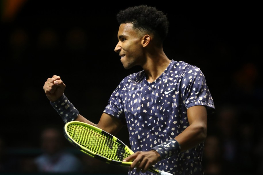 Félix Auger-Aliassime célébrant sa victoire