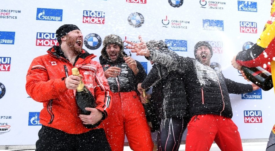 Léquipe canadienne de bob à quatre se fait asperger de champagne