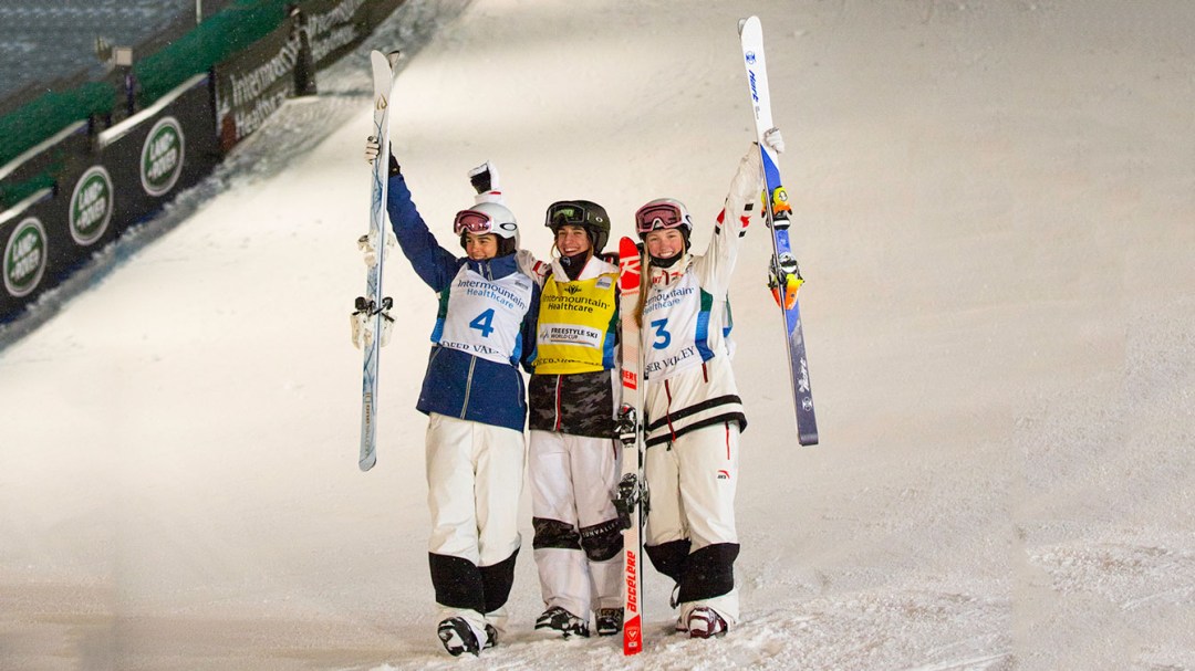 Des skieuses posent devant le parcours de bosses à Deer Valley