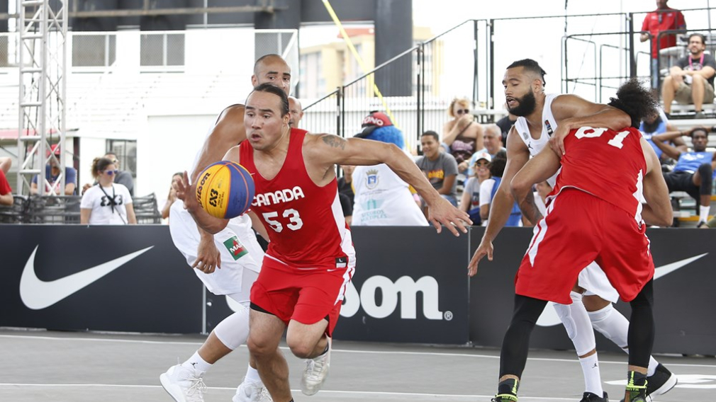 Un joueur de basket 3x3 en possession du ballon