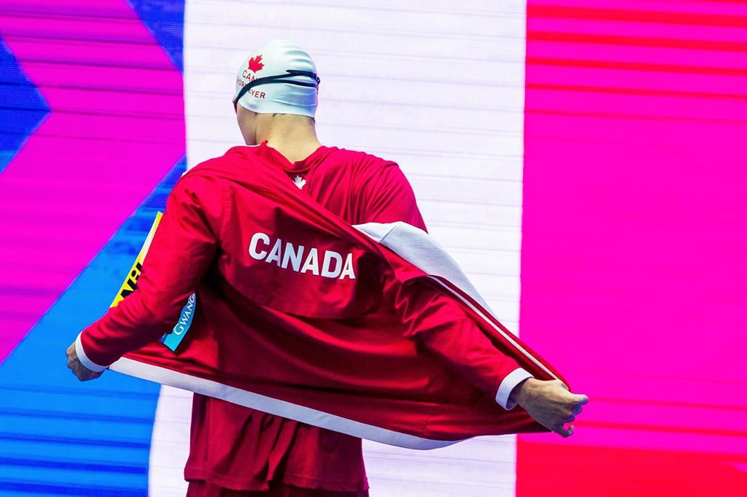 Markus Thormeyer enlève sa veste avant une course.