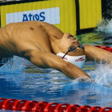 Markus Thormeyer plonge lors d'une course de dos