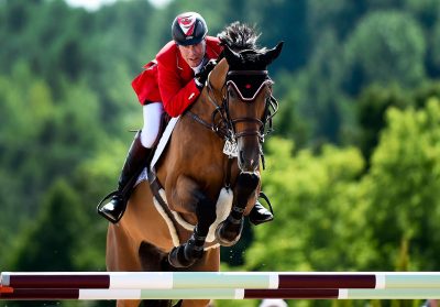 Ian Millar à cheval pendant un saut.