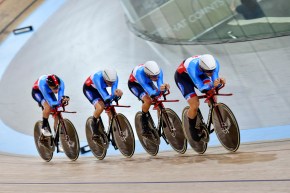 Des cyclistes sur la piste d'un vélodrome