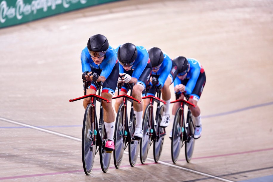 Des cyclistes sur la piste d'un vélodrome