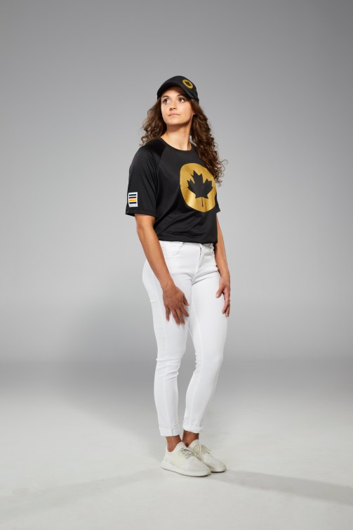 Kylie Masse porte un jeans blanc et un t-shirt noir