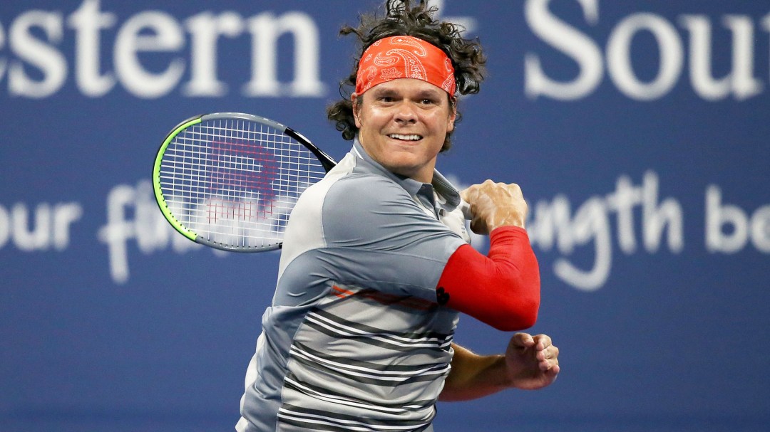 Milos Raonic retourne une balle.