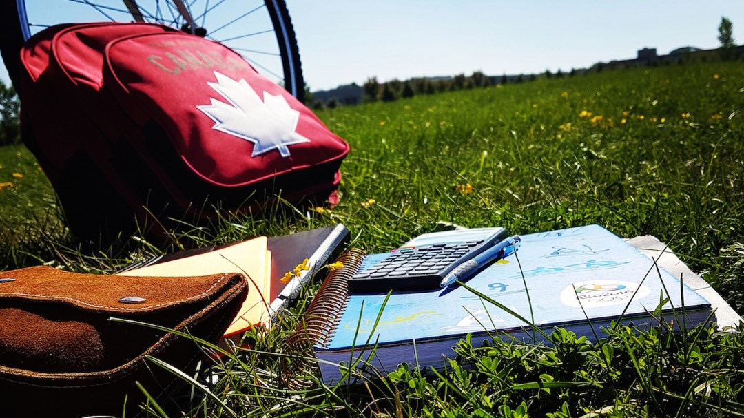 Un sac à dos équipe Canada et des livres d'école