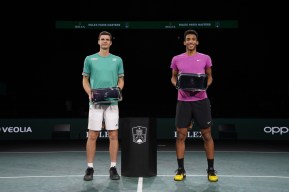 Felix Auger-Aliassime et Hubert Hurkacz à la remise de prix du Rolex Paris Masters 2020 après leur victoire en double le dimanche 8 novembre 2020.