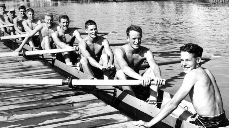 Équipe Canada herman-zloklikouits-ubc-rowing 1954 des rameurs torses nus dans une embarcation d'aviron