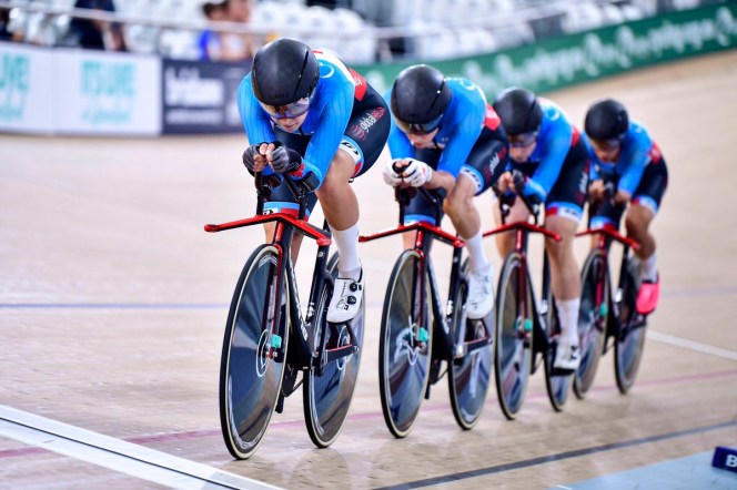 Équipe Canada poursuite par équipes féminine quatre femmes se suivent lors d'une course de poursuite par équipes dans un vélodrome