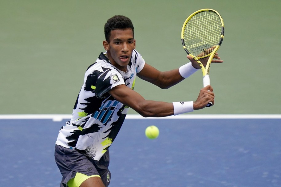 Félix Auger-Aliassime du Canada renvoie la balle à Dominic Thiem de l'Autriche en tennis.