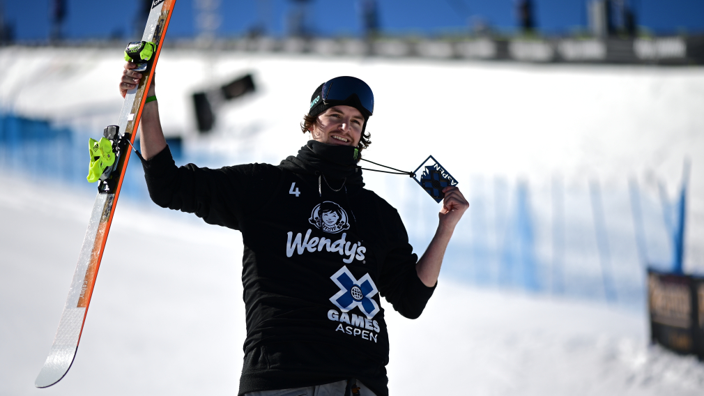 Evan McEachran pose avec sa médaille