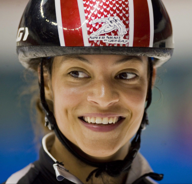 Kalyna Roberge avec un casque de patinage de vitesse