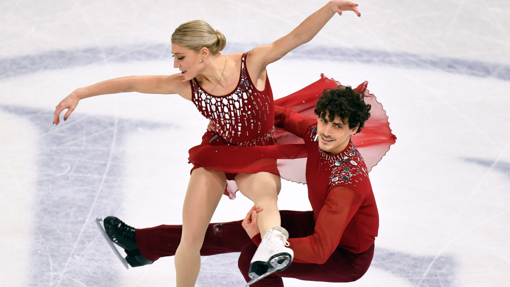 deux patineurs effectuent une pirouette en couple